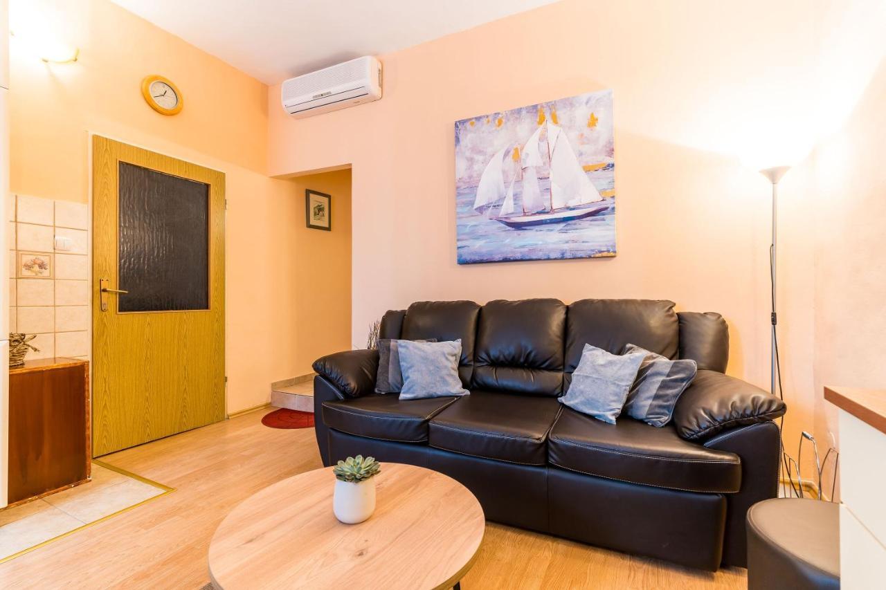 Apartma Sara *