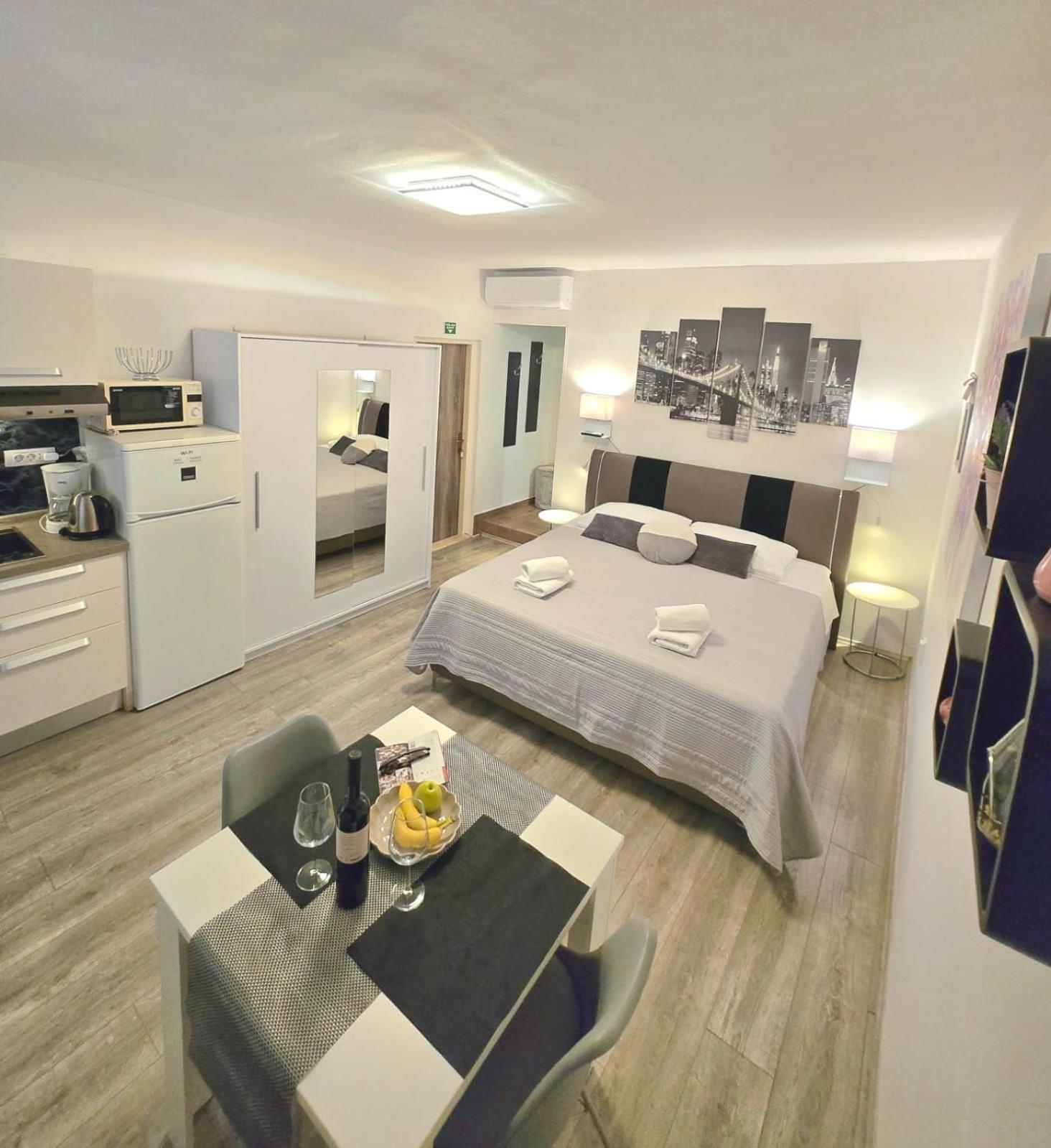 Apartma Sara *